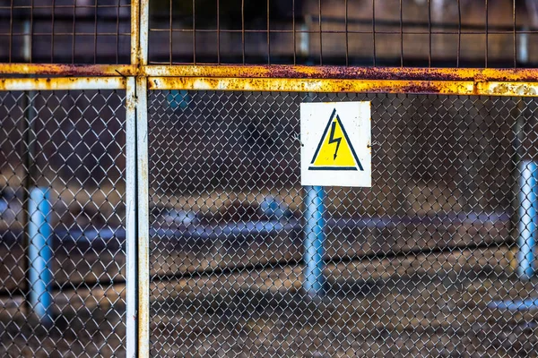 Sign Warning Dangers High Electrical Voltage Hangs Mesh Fence Surrounds — Stock Photo, Image
