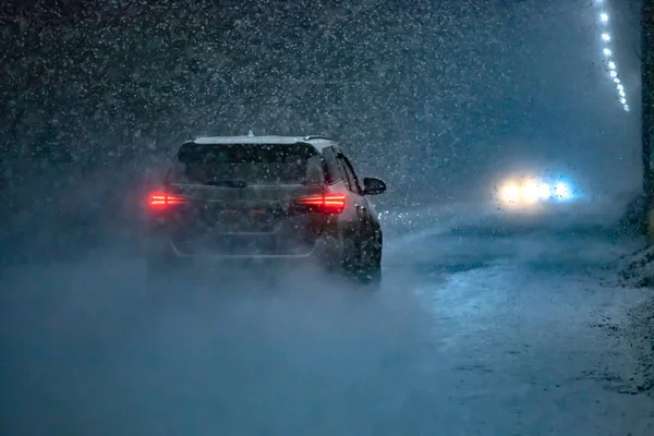 Samochód Jeździ Drogach Śniegu Wiosna Nieoczekiwane Wieczorem — Zdjęcie stockowe