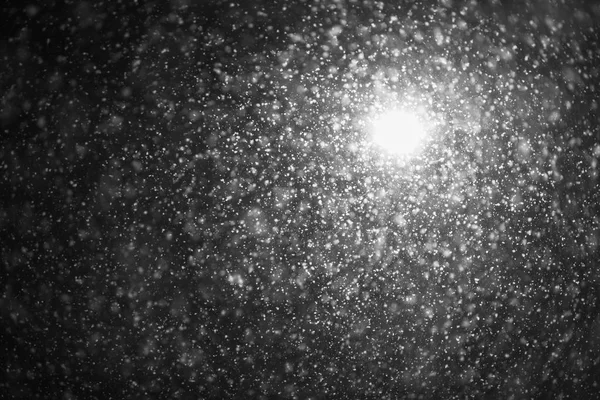 Uma Lâmpada Rua Ilumina Grandes Flocos Neve Noite Queda Neve — Fotografia de Stock