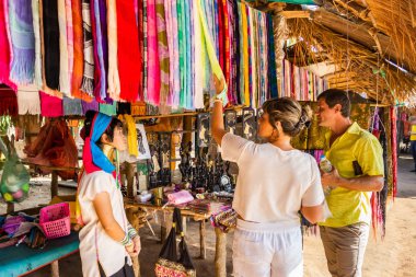 Chiang Rai, Tayland - 09 Ocak 2014: Turist ipek bir eşarp satın almak için seçin. Uzun boyun Köyü.