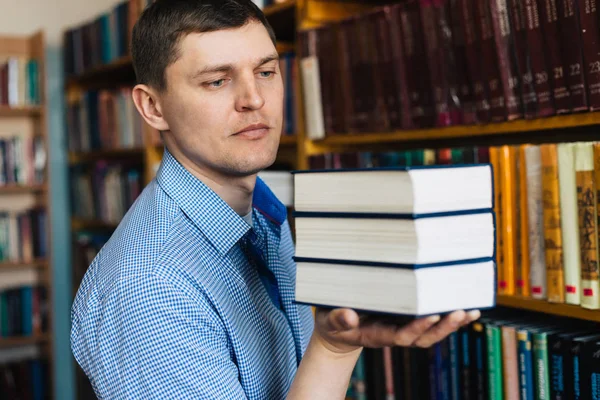 Bücherstapel Liegt Auf Der Handfläche — Stockfoto