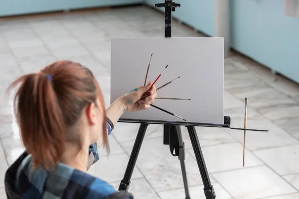 Girl Artist Holds Different Brushes Painting Oil Paints Background Clean — Stock Photo, Image