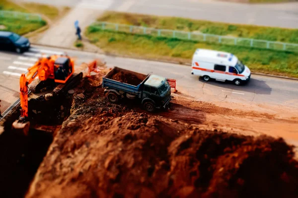 Excavadora Cava Suelo Arroja Camión Paisaje Urbano Fotografiado Con Efecto — Foto de Stock