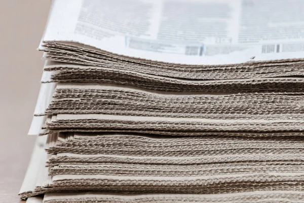 Montón Periódicos Cerca Muchas Hojas Papel Dentadas — Foto de Stock