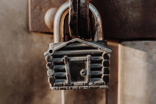 Cadenas Forme Cabane Accroché Sur Les Charnières Porte Fermée Portes — Photo