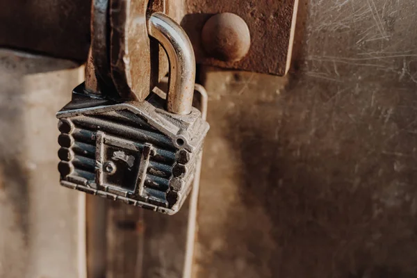 Cadenas Forme Cabane Accroché Sur Les Charnières Porte Fermée Portes — Photo