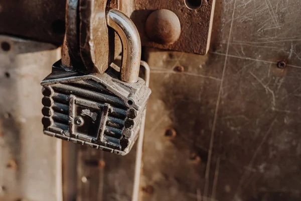 Hangslot Vorm Van Een Hut Hangt Aan Scharnieren Van Gesloten — Stockfoto