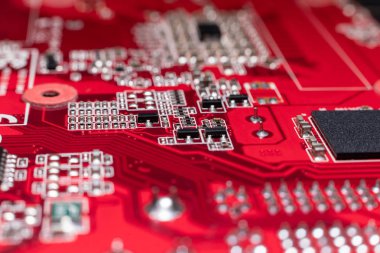 Grafik çekirdeğinin altındaki video kartının arkasındaki transistörler. Kırmızı bir mikro devrenin makro çekimi.