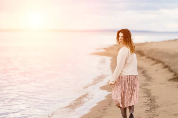 Young Beautiful Girl Walks Shore Looks Back — Stock Photo, Image