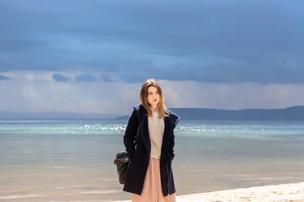 Young Adult Beautiful Girl Stands Shore Backdrop Approaching Cloud Rain — Stock Photo, Image
