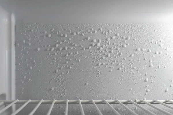 Arka Duvarda Buz Tabakası Var Buzdolabının Içinde — Stok fotoğraf
