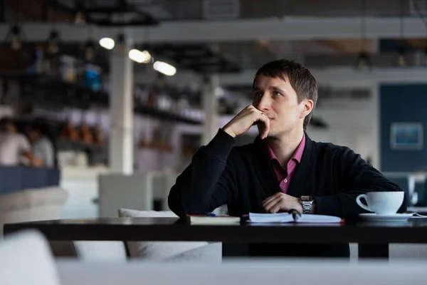 Legt Der Mann Die Hand Vor Den Mund Und Denkt Ans Geschaft Geschaftsmann In Einem Cafe Der Mann Im Restaurant Tisch Arbeitsplatz Stock Photo 253752358