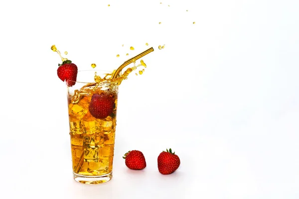 一杯加草莓鸡尾酒的杯子 白色背景与谎言草莓 冰冻喷雾 — 图库照片