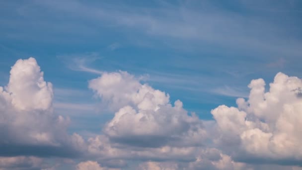 Белые Облака Плавают Голубом Небе Время Солнечный Летний День — стоковое видео