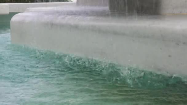 Fragment Une Fontaine Ville Marbre Blanc Des Gouttelettes Eau Coulent — Video