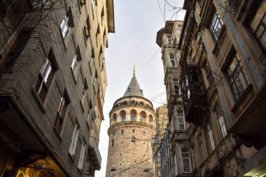 Istanbul, Türkiye'de batan güneşin tarafından Galata Kulesi tarihi
