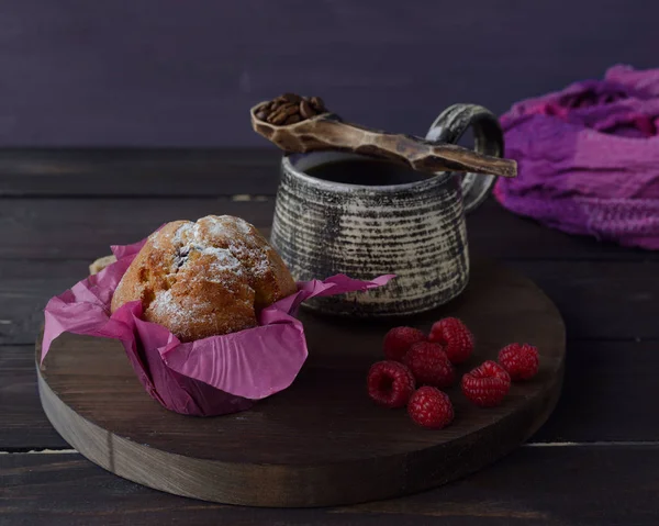         Kek Ahududu ve bir fincan kahve bir ahşap stand ile