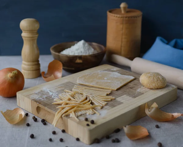 bir kesme tahtası üzerinde ev yapımı erişte