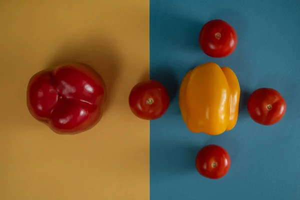 biber ve domates sarı-mavi arka plan üzerinde