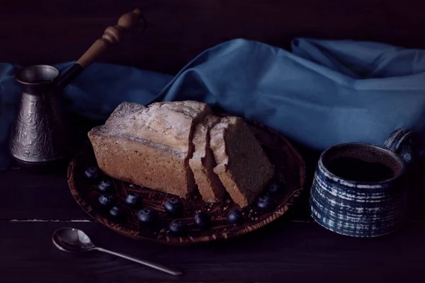 Ahşap plaka ve bir fincan kahve kek