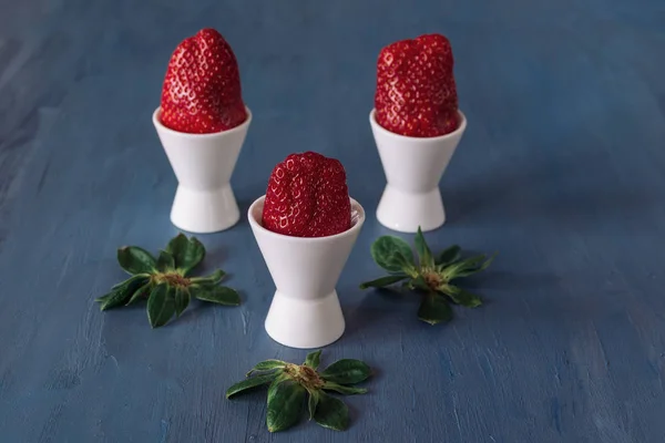 Bir stand için yumurta taze çilek