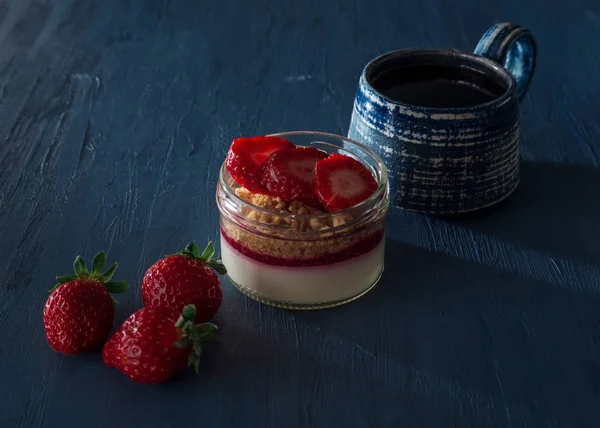 Çilekli cheesecake ve kahve