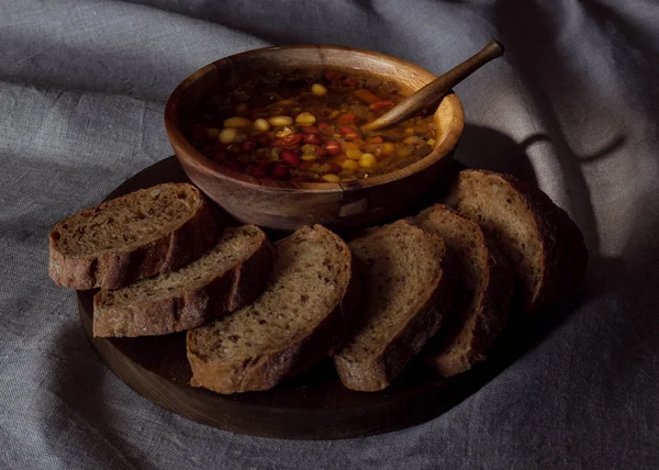 Ahşap tabak fasulye ile yalın çorba