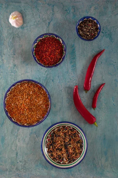 Baharatlar ve pirinç tabaklarda oryantal süsler ile