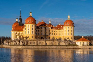 Günbatımı Moritzburg Kalesi ve kale gölet