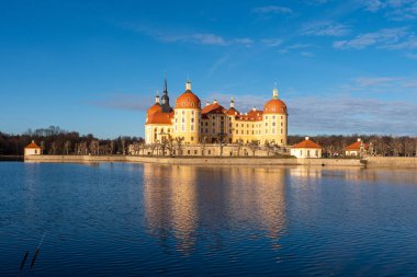Günbatımı Moritzburg Kalesi ve kale gölet