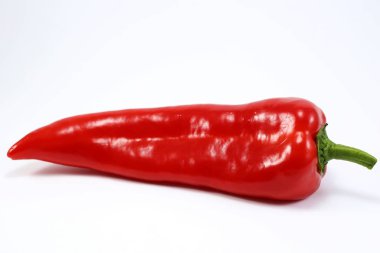 kırmızı biber beyaz arkaplanda izole edildi