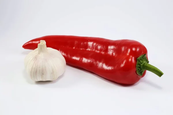 Κόκκινη Πιπεριά Και Σκόρδο Που Απομονώνονται Λευκό Φόντο — Φωτογραφία Αρχείου