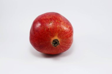 Beyaz arkaplanda izole edilmiş nar