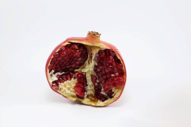 Beyaz arkaplanda izole edilmiş nar