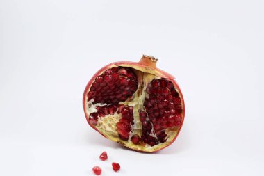 Beyaz arkaplanda izole edilmiş nar