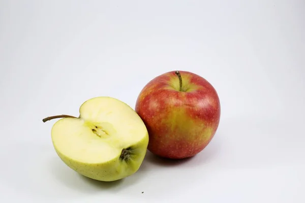 リンゴは白い背景に隔離され — ストック写真