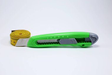 ileti örneği bıçak ve beyaz arka plan üzerinde izole tedbir tape