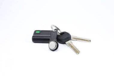 Beyaz arka plan üzerinde izole kapının, halkalı ve çip anahtarı 