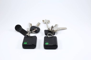 Beyaz arka plan üzerinde izole kapının, halkalı ve çip anahtarı 