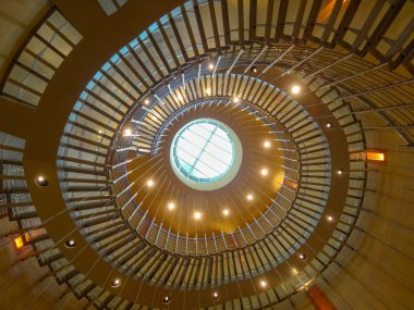 Soyut döner merdiven yukarı doğru sarma