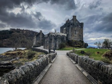 Bulutlu bir günde Eilean Donan Kalesi