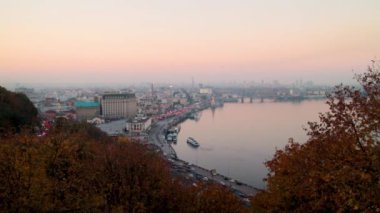 Kiev, Ukrayna gün batımı nda eski şehir ve nehir görünümü (Halk Dostluk Arch görünümü)