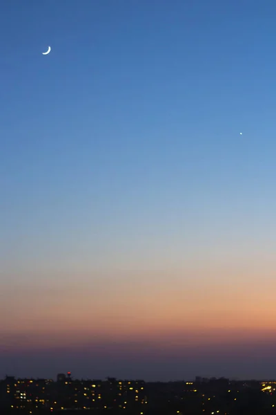 Blue Sunset Sky Med Crescent Bokeh Ljus Staden — Stockfoto