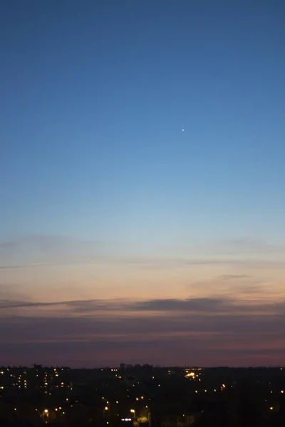Blå Rosa Solnedgång Himmel Med Den Första Stjärnan Bokeh Ljus — Stockfoto