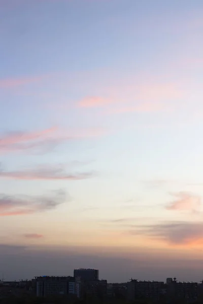 koyu gökyüzü bir arka plan üzerinde yumuşak pembe günbatımı