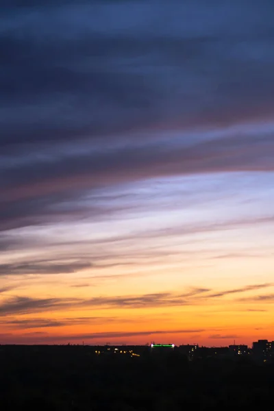 Sol Céu Azul Alaranjado Cores Com Nuvens Dramáticas Contra Luzes — Fotografia de Stock