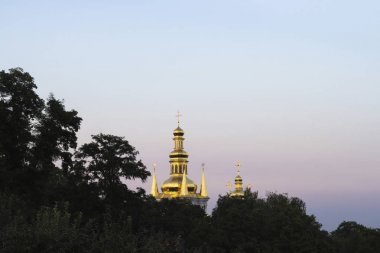 Kiev'de Bakire Nativity Doğum Çan kulesi üzerinde yapraklarından görünümü
