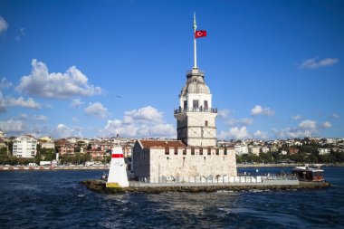 Kız Kulesi İstanbul'un güneşli günü manzarası( Kiz Kulesi - İstanbul'un sembolü)
