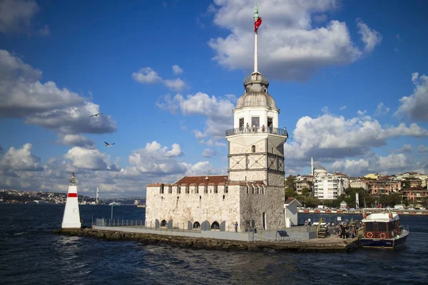 Kız Kulesi İstanbul'un güneşli günü manzarası( Kiz Kulesi - İstanbul'un sembolü)
