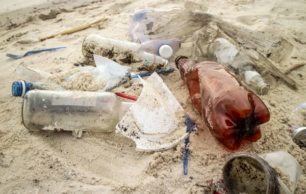 Dünya çevre kirliliği sorunu ve Çöp plaj ile sorun: Dökülen çöp (plastik ve cam şişeler, tek kullanımlık bardak, çatal ve tabaklar, teneke) Kiev Denizi'nin kumlu kıyısında